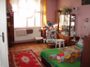 CASA DE VANZARE IN BRASOV-LA 10 MIN. DE PIATA SFATULUI,     100MP-74.000 EUR. NEG.