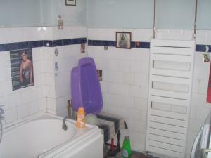 CASA DE VANZARE IN BRASOV-LA 10 MIN. DE PIATA SFATULUI,     100MP-74.000 EUR. NEG.