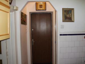 CASA DE VANZARE IN BRASOV-LA 10 MIN. DE PIATA SFATULUI,     100MP-74.000 EUR. NEG.