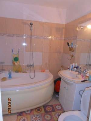 Bacau,  vand apartament cu 3 camere decomandat,  pe Logofat Tautu,  zona Piata Nord