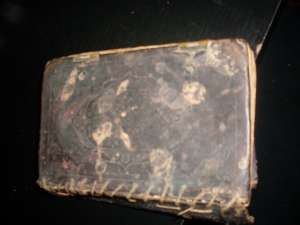 vand biblie veche scrisa in litere chilirice