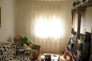 Onesti,  ofer spre  vanzare un apartament  de doua camere  decomandate,  situat in zona Quartal
