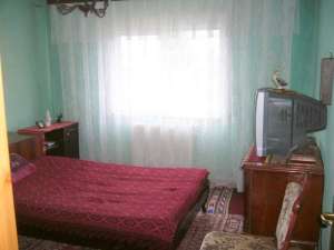 Onesti,  vand apartament cu 3 camere decomandate,  situat in blocuri noi,  zona de jos