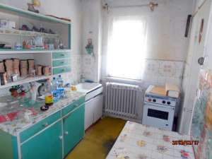 BACAU,  VAND URGENT APARTAMENT CU 2 CAMERE SEMIDECOMANDATE PE CORNISA - CARREFOUR