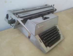 vand masina de scris optima m 14