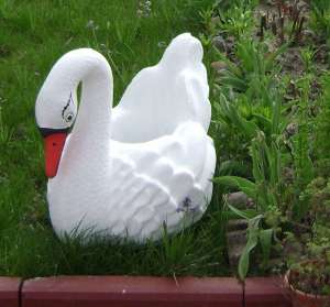 Statue ornamentala din beton in forma de lebada 55cm
