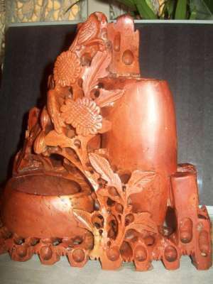 sculptura de coral rosu