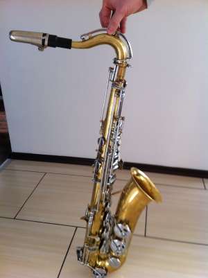 Vand saxofon marca Amati
