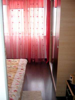 Onesti,  ofer spre vanzare un apartament de doua camere situat in zona de sus