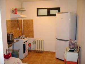 Onesti,  ofer spre vanzare un apartament de doua camere situat in zona de sus
