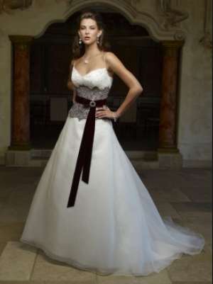 Vand rochie de mireasa noua