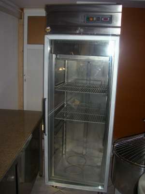 Vand vitrina frigorifica din inox,  Capacitate 600L  folosita 1 an.