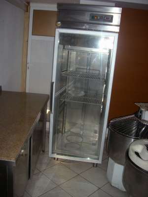 Vand vitrina frigorifica din inox,  Capacitate 600L  folosita 1 an.