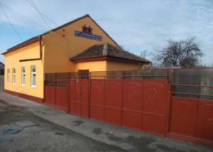 vand casa familiara renovata in 2011,    compusa din 2 apartamente