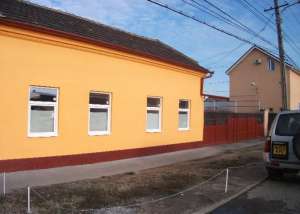 vand casa familiara renovata in 2011,    compusa din 2 apartamente