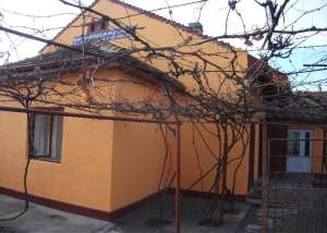 vand casa familiara renovata in 2011,    compusa din 2 apartamente