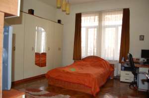 Ofer spre vanzare apartament la casa,   spatios,   atent ingrijit