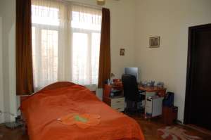 Ofer spre vanzare apartament la casa,   spatios,   atent ingrijit