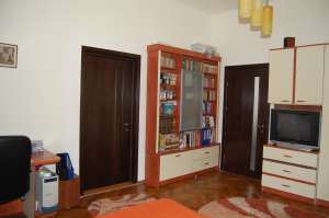 Ofer spre vanzare apartament la casa,   spatios,   atent ingrijit