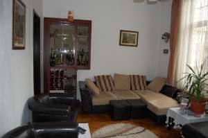 Ofer spre vanzare apartament la casa,   spatios,   atent ingrijit