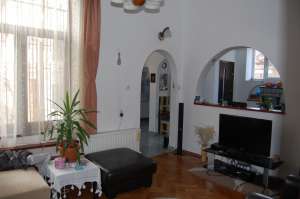 Ofer spre vanzare apartament la casa,   spatios,   atent ingrijit