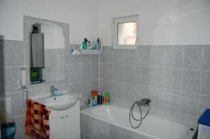 Ofer spre vanzare apartament la casa,   spatios,   atent ingrijit