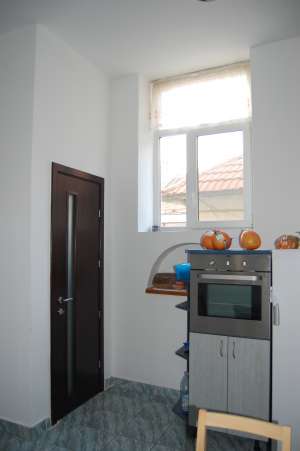 Ofer spre vanzare apartament la casa,   spatios,   atent ingrijit