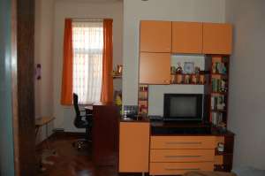 Ofer spre vanzare apartament la casa,   spatios,   atent ingrijit