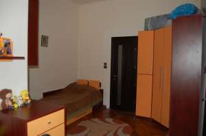 Ofer spre vanzare apartament la casa,   spatios,   atent ingrijit
