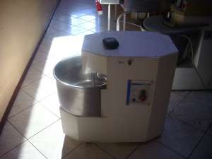 Vand malaxoare  60-70 L cu cuva de inox,  doua viteze,  firme de prestigiu; arata si functioneaza ex