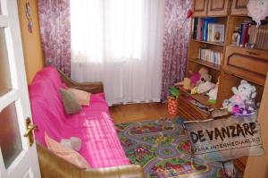 Pers..Fizică,   v�nd ap.2 cam. �n Rm. Valcea,   str.Dr.Hacman,   et..3/4,   25.000 E.