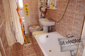 Pers..Fizică,   v�nd ap.2 cam. �n Rm. Valcea,   str.Dr.Hacman,   et..3/4,   25.000 E.