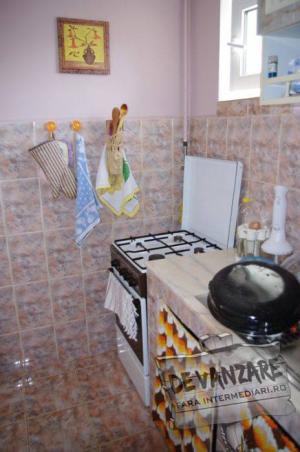 Pers..Fizică,   v�nd ap.2 cam. �n Rm. Valcea,   str.Dr.Hacman,   et..3/4,   25.000 E.