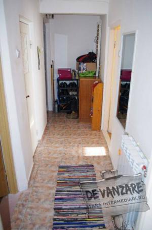 Pers..Fizică,   v�nd ap.2 cam. �n Rm. Valcea,   str.Dr.Hacman,   et..3/4,   25.000 E.