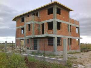 Echipa constructori case la rosu sau la cheie