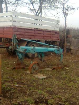 vand tractor u 650 cu plug disc si cositoare