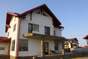 Vand casa in Harman,  zona de vile,  situata la intrare dinspre Brasov