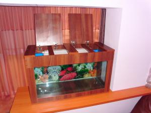 VAND ACVARII CU MOBILIER