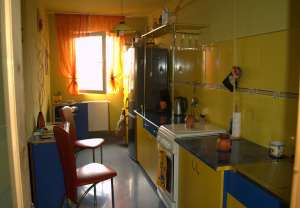 vand apartament 3 camere decomandat