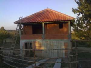 construiesc case la rosu cu etaj sau mansarda la 18 e/mp sau 3000 euro