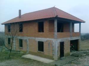 construiesc case la rosu cu etaj sau mansarda la 18 e/mp sau 3000 euro