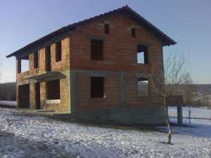 construiesc case la rosu cu etaj sau mansarda la 18 e/mp sau 3000 euro