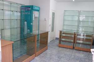 Vand rafturi+tejghele din sticla pt. magazin