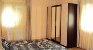 Apartament la casa 3 camere si living,    garaj cu beci