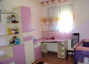 Apartament la casa 3 camere si living,    garaj cu beci
