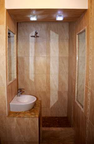 schimb apartament lux  3 camere cu casa zona strada  olteniei sau calea adevarului