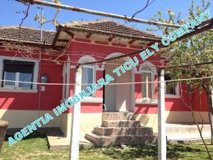 Vindem casa la RASOVA