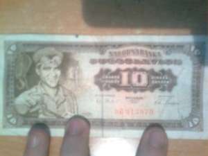 Bancnota de 10 dinari iugoslavieni care dateaza din August 1965