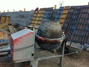 vand schela / inchiriez schela / de inchiriat schela / mai compactor / betoniera / generator