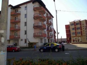 Vand apartament cu 2 camere in Titu Dambovita,     ideal pentru spatiu comercial